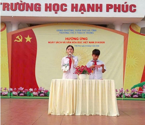 SÔI NỔI CÁC HOẠT ĐỘNG “ NGÀY HỘI ĐỌC SÁCH’’ TẠI TRƯỜNG THCS THẠCH TRUNG