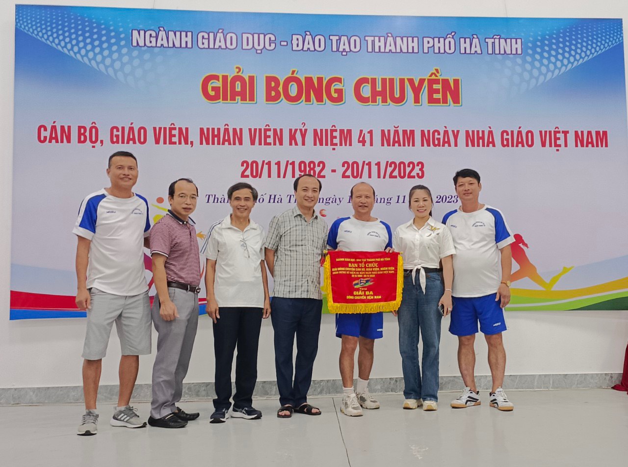 Trường THCS Thạch Trung giành giải Ba giải bóng chuyền chào mừng ngày Nhà giáo Việt Nam!