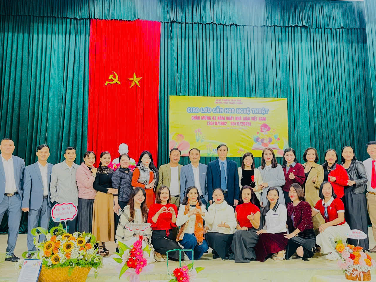 CHƯƠNG TRÌNH “CẮM HOA NGHỆ THUẬT” CHÀO MỪNG NGÀY NHÀ GIÁO VIỆT NAM 20/11 CỦA THẦY VÀ TRÒ TRƯỜNG THCS THẠCH TRUNG