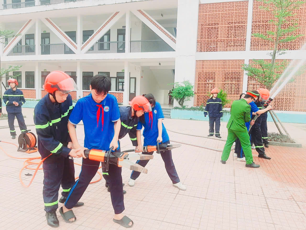 TRẢI NGHIỆM THỰC TẾ PHÒNG CHÁY CHỮA CHÁY VÀ CỨU NẠN CỨU HỘ – TRANG BỊ KỸ NĂNG SỐNG