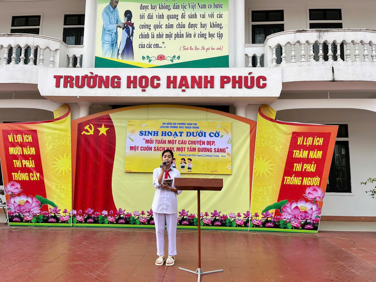 Hoạt động thi giới thiệu sách tháng 12 của thư viện